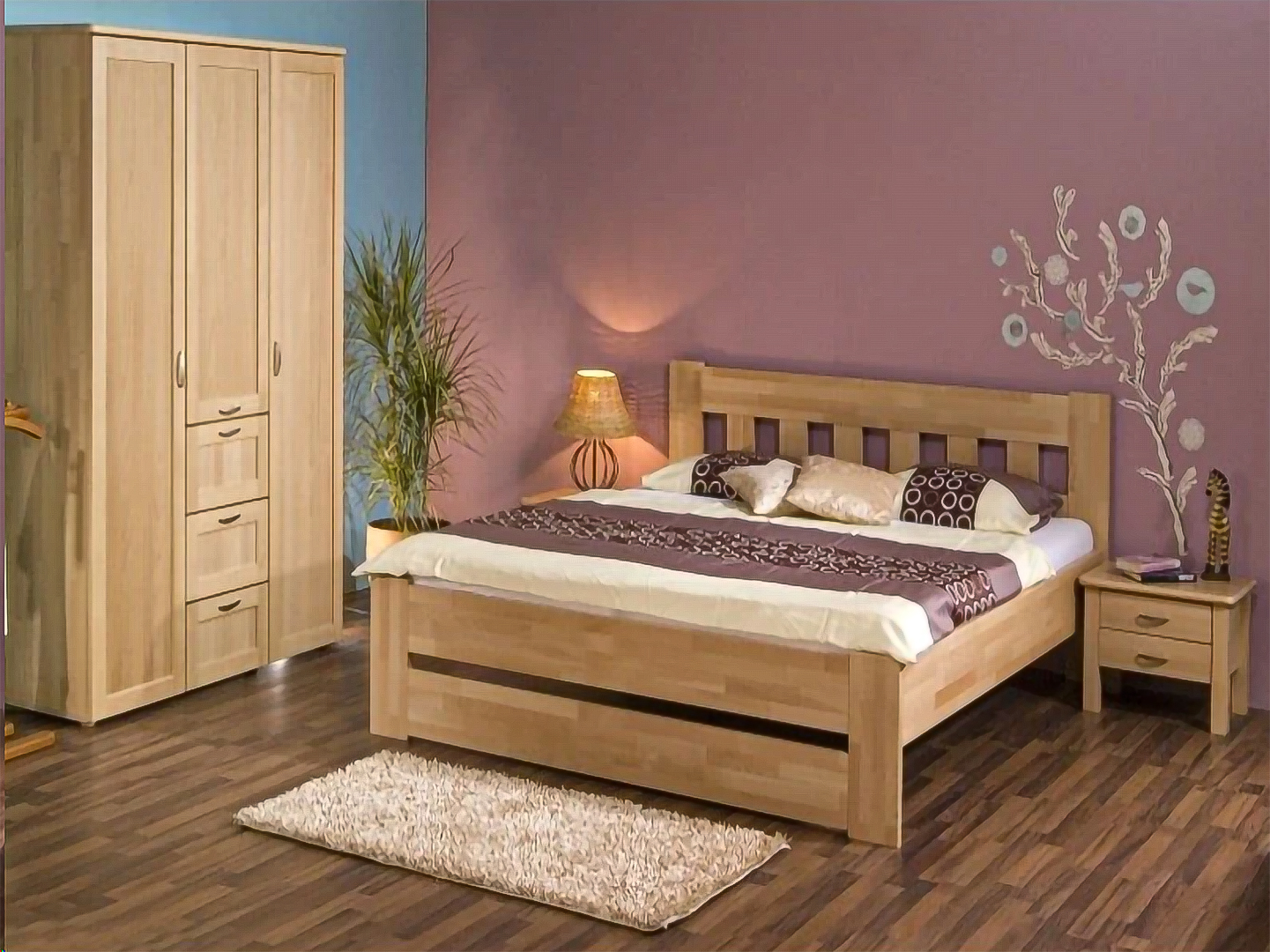 Ložnice s manžlská postelí Filip z bukového masivu, fialovou stěnou a šatní skříní