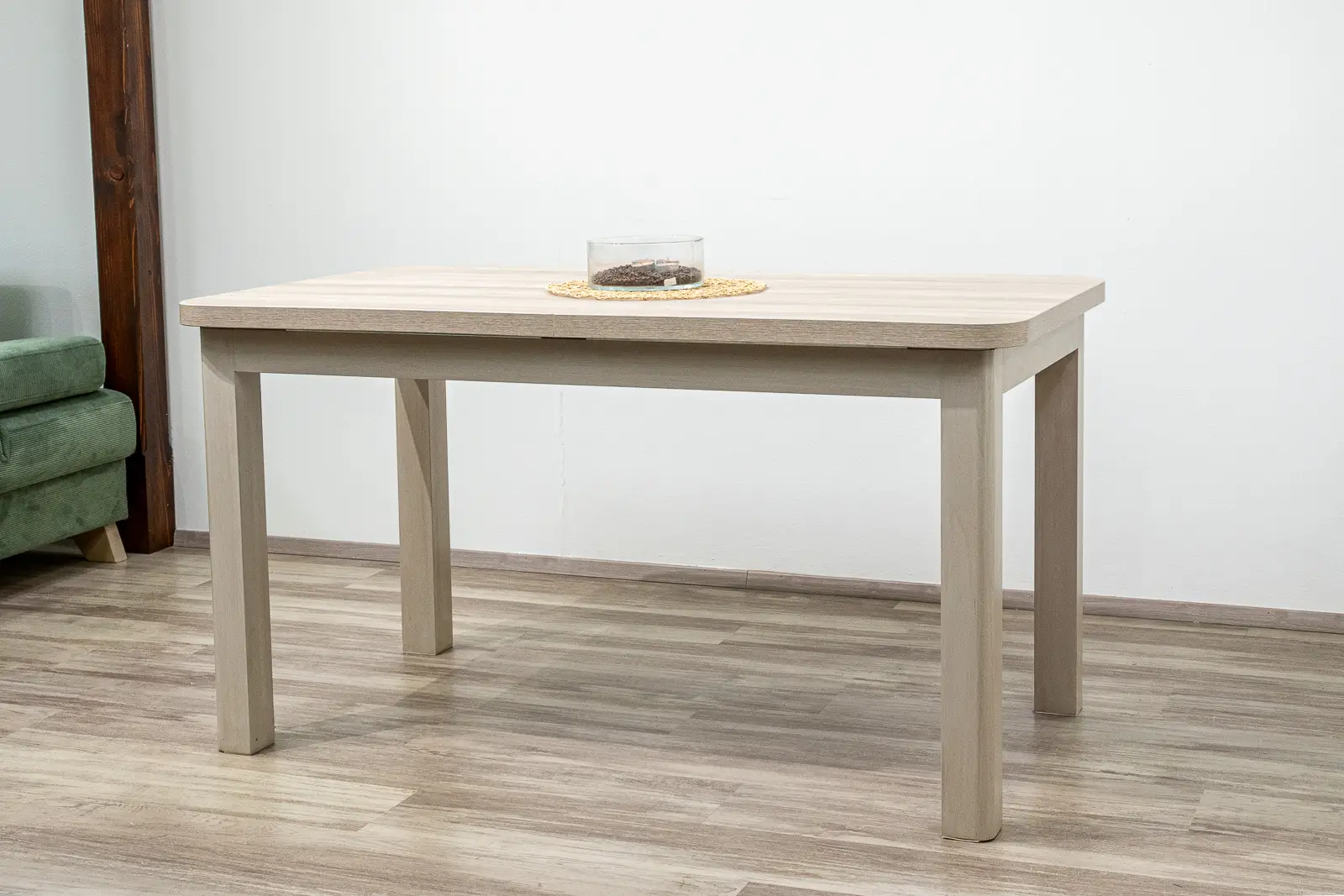 Jídelní stůl IVO ve světlém dekoru dub sonoma v základní sestavě.