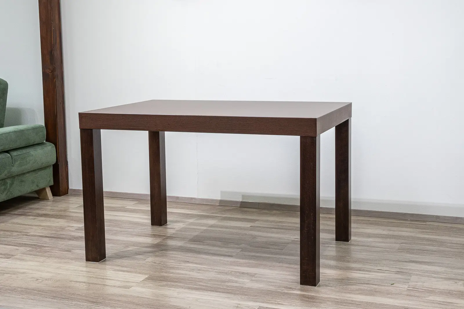 Moderní jídelní stůl Oliver v tmavě hnědém dekoru v interiéru.