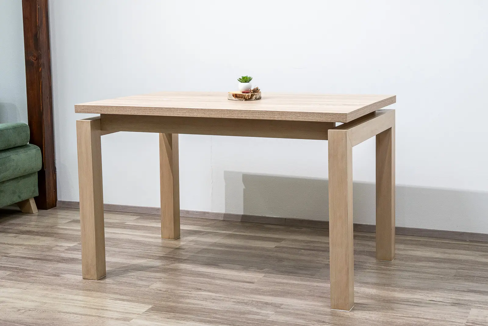 Jídelní stůl Oskar v dekoru dub sonoma s hranatými masivními nohami.